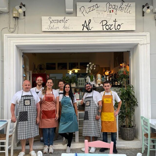 @alporto_italian_food Karphathos Grecia, ha scelto @borderlinedelta per i nuovi grembiuli in tessuto triplo ritorto elasticizzato della "BONOTTO". Super colorati con tasche in pelle tono su tono e marchio ricamato.
Taglieri in legno personalizzati, trattati con prodotti Bio per poter uso alimentare.
•••••••••••••••••••••
Per informazioni:
📞 +39 3283445545
📧 info@borderlinedelta.com
•••••••••••••••••••••
#borderlinedelta #apron #grembiuli #madeinitaly #grecia #greekfood #pizzaspaghetti #alporto #marebello #mareblu #grembiulicolorati #pizza #italianfood
