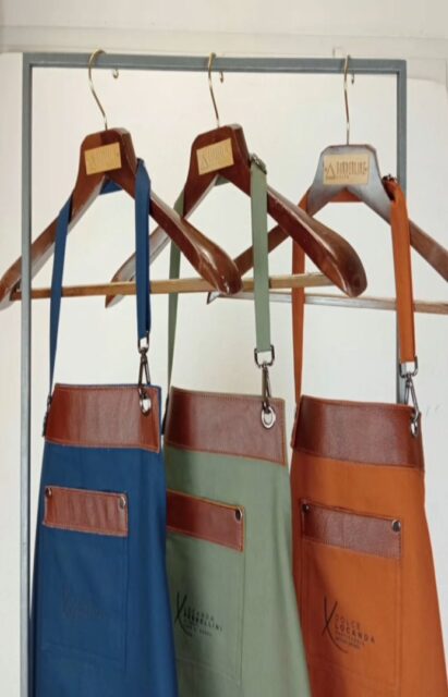 I nuovi grembiuli di Trussardi per le locande Perbellini in tessuto speciale Comita di 'Olimpias' con colori naturali. Inserti e lacci in pelle naturale . Ogni grembiule è confezionato artigianalmente da @borderlinedelta.
Thanks to
@locandaperbellinialmare
@locandaperbelliniallago
@locandaperbellinimilano
@pizzeriadudecope
@dolce_locanda
@bistronomiaperbellini
@tapasotto_verona
@osteriamondodoro
@chef_giancarloperbellini
@trussardi
#borderlinedelta #apronstyle #beautifulaprons #lovelyaprons #bestaprons #madeinitaly🇮🇹 #madeinveneto #bestreataurant #chef #perbellini #pasticceriaperbellini #locandaperbellini #osteriamondodoro #tapasottoverona #pizzeriadudecope #giancarloperbellini #prodottoartigianale #prodottoartigianaleitaliano